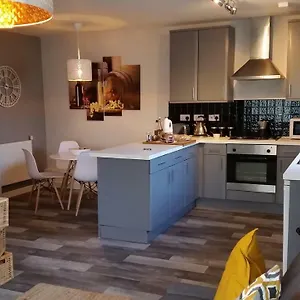 New Contemporary Flat Minutes From Airport & Nec Marston Green